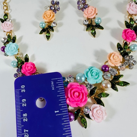 Roses galore in beautiful spring and summer colors in this necklace set. - Picture 6 of 6